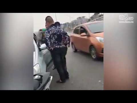 3 thanh niên hổ báo chặn đánh tài xế taxi, chỉ tha khi anh tài xế quỳ van xin.