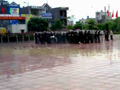 Cảnh sát Việt Nam diễn tập chống bạo động