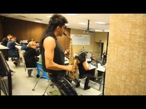 Sexy sax man - Anh chàng nghệ sỹ saxo bựa
