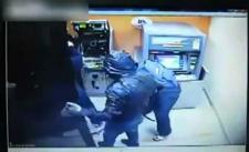 Cận cảnh ăn trộm ở cây ATM nhanh như cắt. Hơn 1 phút đã xong.