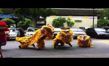 Chết cười với Gangnam Style phiên bản múa lân