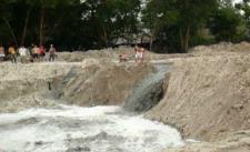 3 thanh niên rơi xuống dòng nước lũ ở kênh Ba Bò :-ss