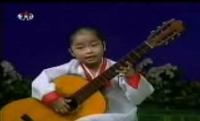 Em bé Triều Tiên chơi guitar quá đỉnh