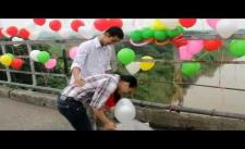 Màn cầu hôn ngập tràn bóng bay trên cầu Long Biên