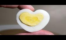 Làm trứng hình trái tim tặng gấu nào :3