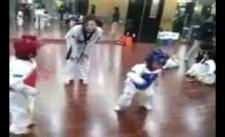 Không nên cho con nít học Taekwondo quá sớm, những cú đá quá nguy hiểm so với lứa tuổi!