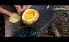 Cách luộc trứng trong củ khoai tây
