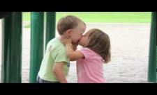 Thiếu nữ cưỡng hôn bạn trai