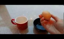 Cách bóc vỏ trứng gà không cần chạm vào trứng :v