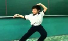 Học trò nhảy Gangnam Style cực kì hài hước