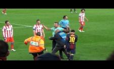 Đang đá thì fan chạy ra ôm Messi