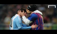 Nụ hôn của fan Messi và nụ cười nửa miệng bí hiểm của Zatalan