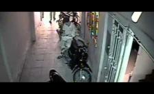 Trộm thản nhiên chuyện trò trước mặt chủ nhà khi lấy trộm xe máy!