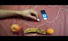 Cách sạc iPod bằng hoa quả