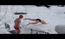 Trò chơi vui nhất của năm - Bơi trong tuyết =))