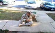Chú chó mừng rỡ khi chủ trở về từ Afghanistan