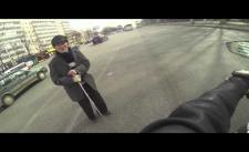 Hành động đẹp của một thanh niên Nga chạy xe phân khối lớn (y)