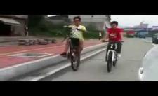Thanh niên đi xe đạp không bánh trước cực chất :D