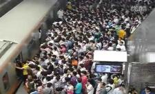 Cảnh đi tàu hỏa ở Bắc Kinh, đông dã man