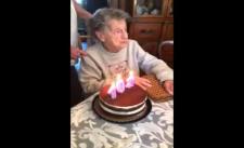 Bật cười với cụ già 102 tuổi thổi nến mừng sinh nhật :D