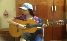 Cô gái chơi bài Em của ngày hôm qua bằng Guitar cực hay. Cái giọng iu cực luôn :)
