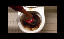 Dọn sạch bồn vệ sinh với Cocacola