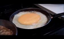 Cách chiên quả trứng to nhất thế giới :D